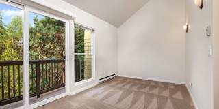 Bright 2 Bedroom Townhouse with Creek Views and Excellent Commuter Location Gallery 9