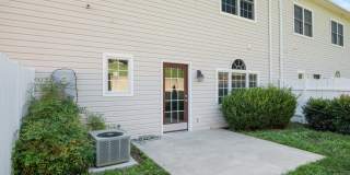 3 bed/2 1/2 Bath. Pet Friendly, Pool, Gallery 23