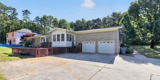 Unique 3 Bedroom Home with Large Yard & Bonus Room! Gallery 23