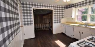4 bed/3.5 bath, half acre lot, 100 yards from Memorial Stadium! Gallery 11