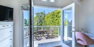 MODERN ARCHITECTURE W/ BEACH CHARM: BRIGHT & AIRY, 4BR3BA, 2-STORY HOME W/ OPEN & BRIGHT LIVING SPACE & LARGE YARD W/ DECK & JACUZZI LESS THAN A BLOCK TO LMU, CLOSE TO PARK, SHOPPING, LAX & 10 MINS TO BEACH! Gallery 22