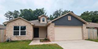 3 Bed / 2 Bath Home in Noble Schools | Fenced Backyard + Storm Shelter Gallery 3