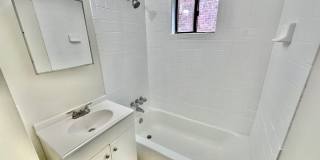 Spacious 6 bedroom 3.5 bath Tudor Townhouse w/Deck close to Georgetown University & Hospital Gallery 26