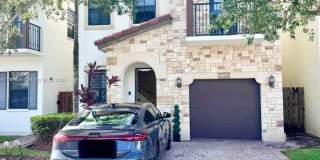 10300 NW 70th Ter Gallery 1