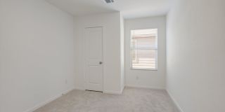 New Rent Rate! Modern 4/2 in East Central/ Sapphire Grove Gallery 14