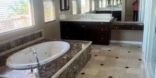 Spacious 4BR House in Riverside Gallery 19