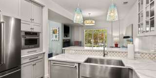 Furnished Pet-Friendly 30-Day Extended Stay Riverfront Condo Gallery 16