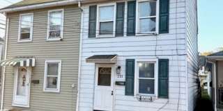 Spacious 3-Bedroom, 1-Bath Townhome for Rent! Gallery 1
