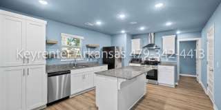 Beautiful 2 Bed, 3 Bath Home Just Off Weddington! Gallery 10