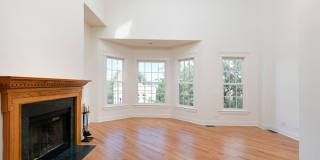 4 Bedroom, 3 Bathroom Impressive Lincoln Park Duplex Gallery 2
