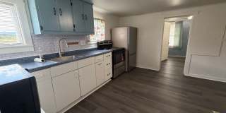 2 Bedroom House with Large Yard Gallery 10
