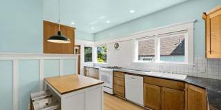 Spacious Ravenna Craftsman! Gallery 16