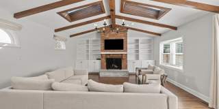 Beautiful Arlington Home South of Lane Gallery 17