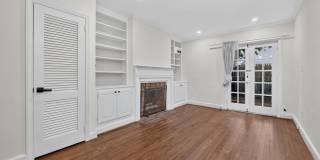 Charming & Restored 2BD/2BA Historic Rowhouse in Historic Snows Court Gallery 6