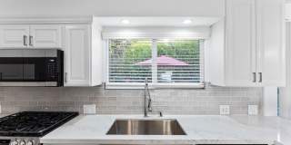 *Limited Move In Special for April Lease Start Date- $750 Off First Month's Rent! *OCEAN VIEWS! Renovated 2 Bed, 2.5 Bath Townhome in San Clemente! Gallery 12