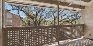 Charming 2BR Condo with Vaulted Ceilings, Fireplace & Pool Access Gallery 23