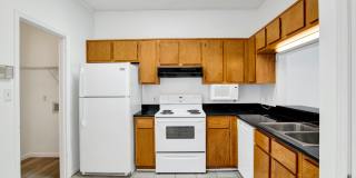Spacious 2 Bed/2.5 Bath Townhome in POOL CONDO COMPLEX! Gallery 7