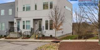 Lovely 2BR/1.5BA end unit condo 5 mins from Downtown Nashville, washer/dryer included! Gallery 1