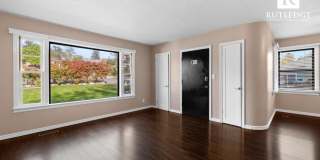 2 Bed / 1 Bath Home with Large Deck Gallery 1