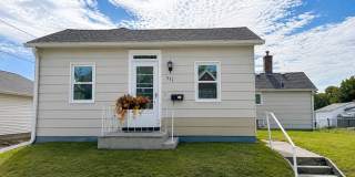 Charming 2-Bedroom Clinton Home with Garage! Gallery 1