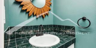 Spacious Townhouse with Washer/Dryer and Central AC Gallery 4