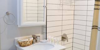 862-G West Barry Ave. Gallery 7