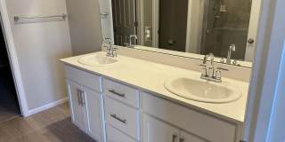 Spacious 3BR House in Aurora Gallery 11
