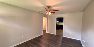 Nice 2 BR/1 Bath Duplex - Covered Parking & Large Backyard Gallery 4