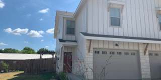 3/2.5/1.5 Duplex /Easy access to I-35 / Fridge, Washer, Dryer / Fenced in yard / NBISD Gallery 1