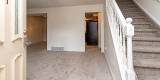 Beautifully Maintained Townhome with Fantastic Amenities Gallery 3
