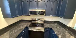 Beautiful End-unit townhome in university with Primary bedroom on 1st floor Gallery 7