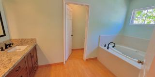Spacious and bright Hawthorne front house Gallery 11