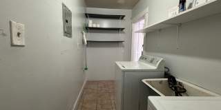 Large centrally located unit with shared yard Large centrally located unit with shared yard Gallery 15