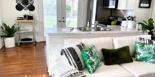 Sparkling Highlands 2 King 1.5 BA close to 264, hospitals, downtown Gallery 4