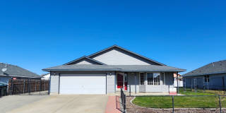 Updated 3 bed, 2 ba w/Oversized Covered Patio Gallery 1