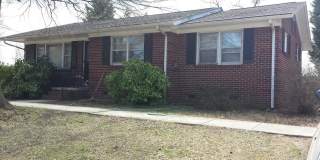 3 BR with deck conveninent to Four Seasons Mall Gallery 1