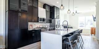 Luxury 3 bedroom, 3.5 Bath, 2 Car Garage Townhome- Fully Furnished! Gallery 10