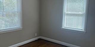 Adorable 2 Bedroom with Stackable Washer/Dryer Gallery 10