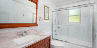 Spacious 3 Bed, 3 Bath Gallery 19
