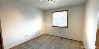 Updated 3BD | 2BA Home with Garage & Large Deck - Hillsboro Gallery 12