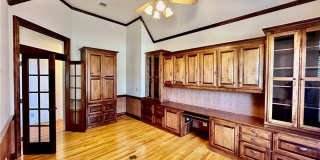 Prime Location 4 Bedroom 3 1/2 bath 2 garages! Gallery 10