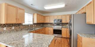 Beautiful 2 Story Home w attached 2 car garage Gallery 3