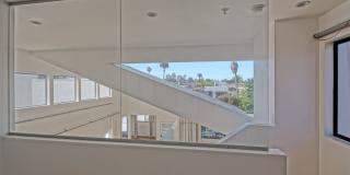 MODERN & BRIGHT. TOP-FLOOR, 4BR3BA HOUSE-LIKE APARTMENT W/ OPEN FLOOR PLAN, 3 DECKS FOR INDOOR/OUTDOOR LIVING & 2-CAR GARAGE JUST BLOCKS TO ABBOT KINNEY, PARK & MINS TO CANALS & BEACH! Gallery 40