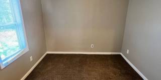 Cozy 2 Bedroom Home with Large Backyard Gallery 12