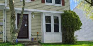 Spacious 3BR/2.5BA End-Unit TH in Windsor Mill + Move-In Special! Gallery 1