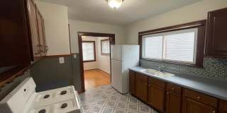1 Bedroom House Near Columbian Park - AVAILABLE IN MAY Gallery 1