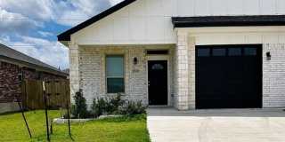 Beautiful Furnished 3-Bedroom, 2-Bath Townhome Gallery 1
