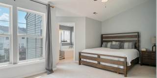 Beautiful & Comfortable 3 Bed 4 Bath End Unit Gallery 9