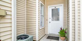 Spacious 2 Bed/2.5 Bath Townhome in POOL CONDO COMPLEX! Gallery 4