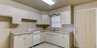 Charming 2-Bedroom Home with Spacious Backyard & Great Location Gallery 3